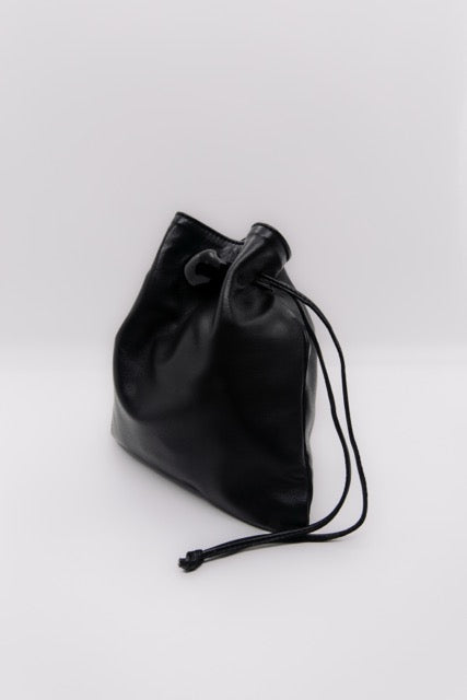 ayllon CASILDA POUCH IN BLACK レザー 巾着バッグ CASILDA Pouch in Black – Ayllón