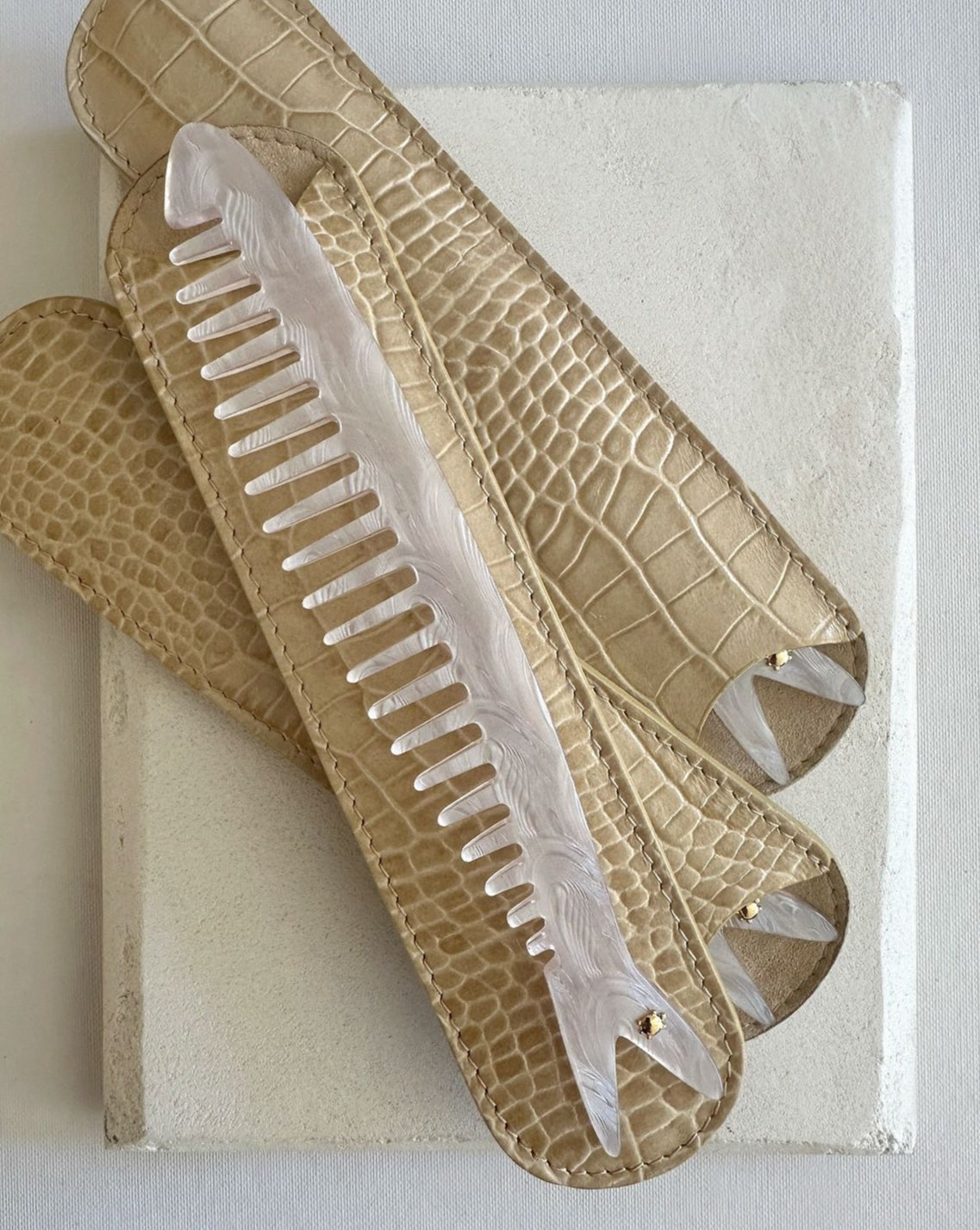 SARDINE COMB with leather pouch