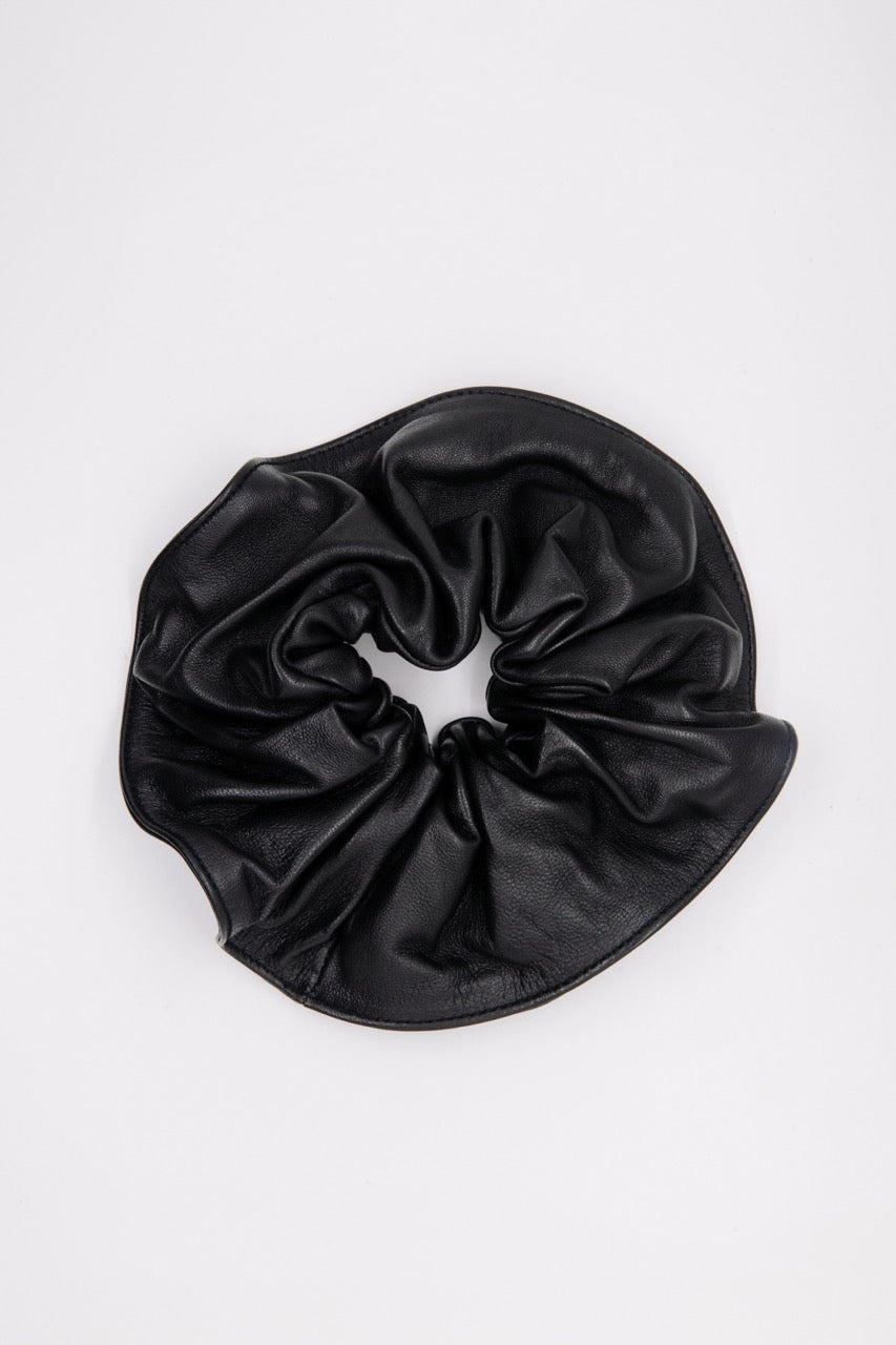 CYGNE Scrunchie in Black